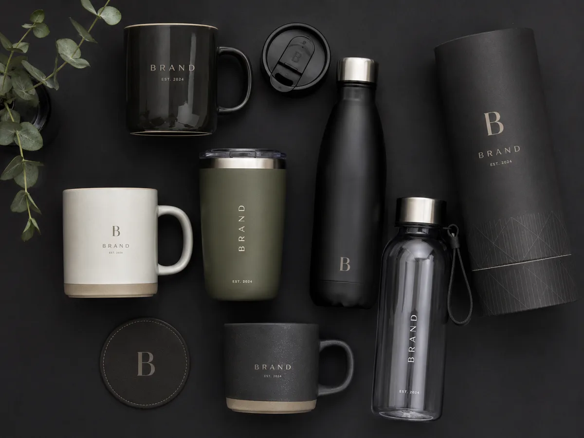 Borracce, tazze e tumbler neri con logo inciso