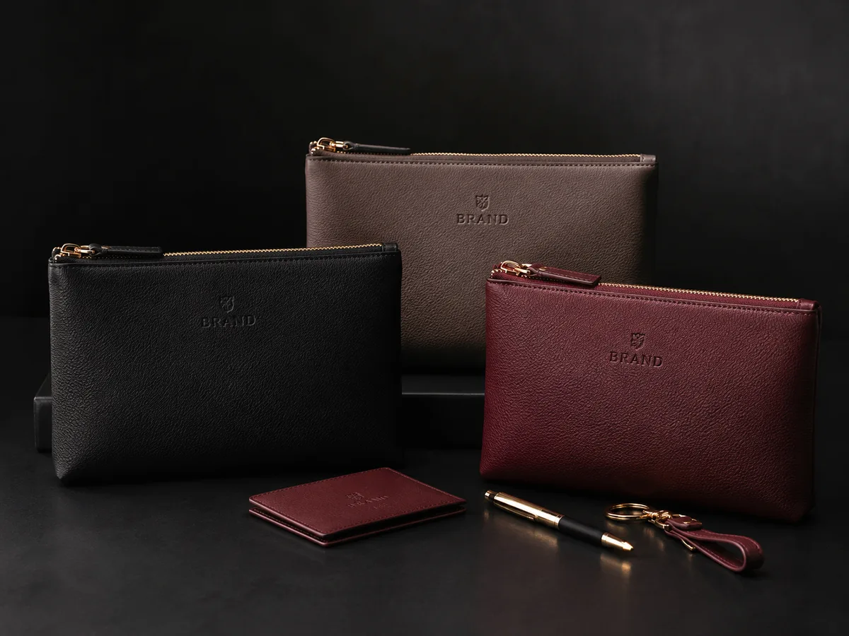 Pochette in pelle nera, taupe e bordeaux con logo in rilievo